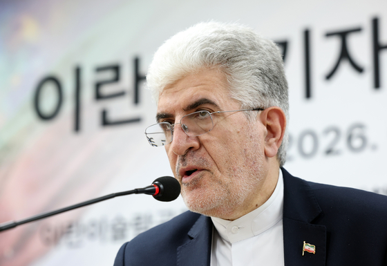 Iranian Ambassador to Korea Saeed Koozechi speaks during a discussion session in Yeongdeungpo District, western Seoul, on April 1. [YONHAP] 