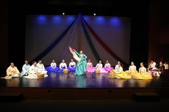 Yu performs “Dontaryeong” from “Pyeongan Darigut,” which is a type of Korean traditional ballad, with her students in 2017. [PARK SANG-MOON]