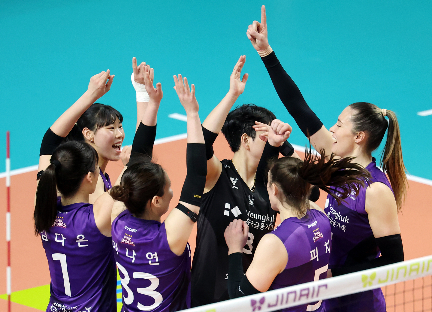 The Heungkuk Life Insurance Pink Spiders celebrate during a V League match against the GS Caltex Seoul Kixx at Jangchung Arena in central Seoul on March 24. [NEWS1]