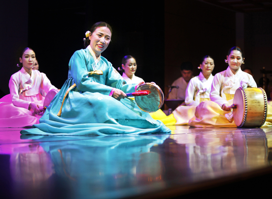Yu sings “Ganghwa Gosasori,” which is sung at shamanistic rituals in 2017. [PARK SANG-MOON]