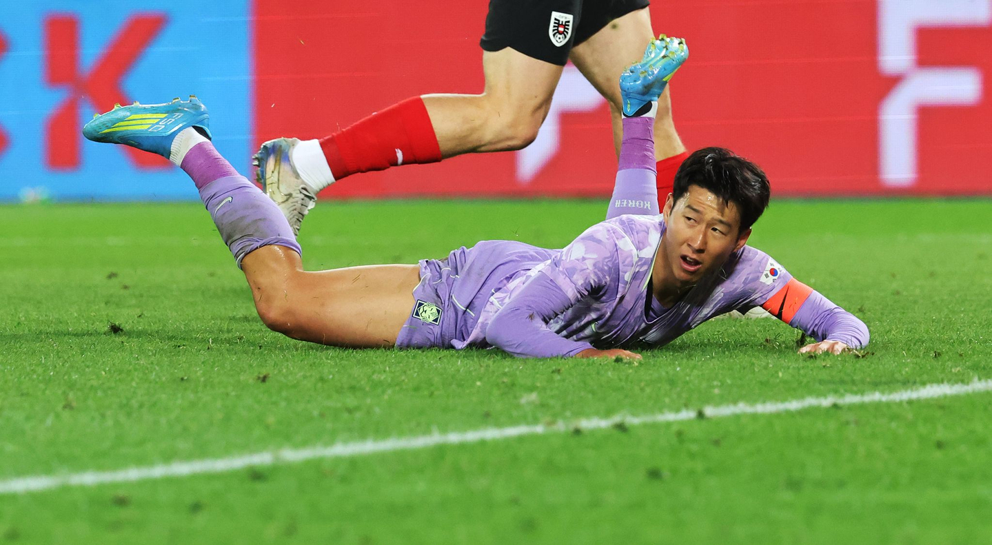 Son Heung-min lies down in the grass during the Korea's match against Austria at Ernst-Happel-Stadion in Vienna on March 31. [YONHAP]
