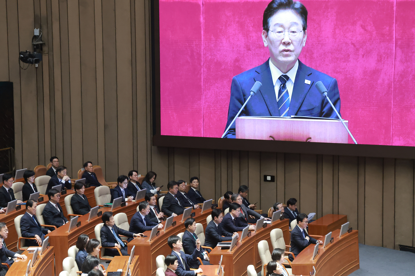 President Lee Jae Myung delivers a policy speech on the 2026 supplementary budget at the National Assembly in western Seoul on April 2, as Cabinet members listen. [LIM HYUN-DONG]