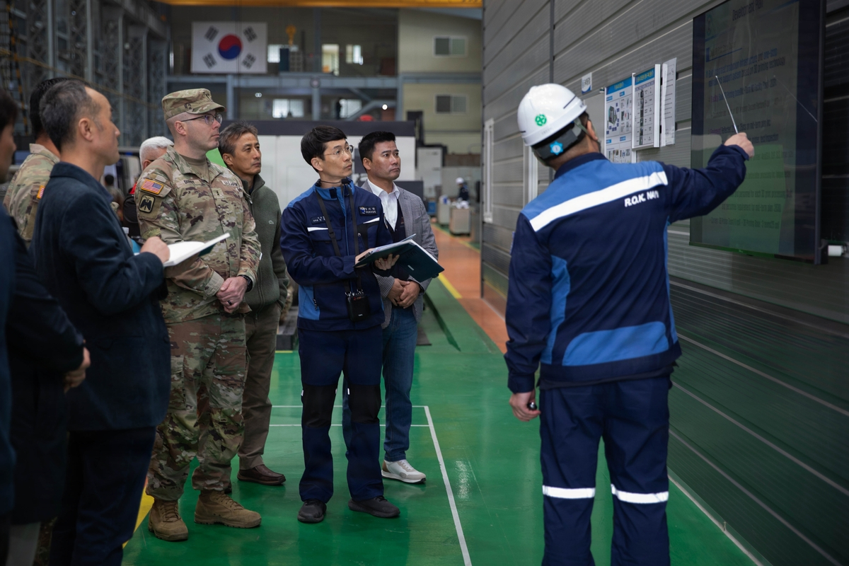 U.S. troops from the 2nd Infantry Division, Eighth Army, are briefed on the use of 3-D printers by Korean Navy service members on March 25, in this photo taken from the Pentagon's Defense Visual Information Distribution Service. [SCREEN CAPTURE]