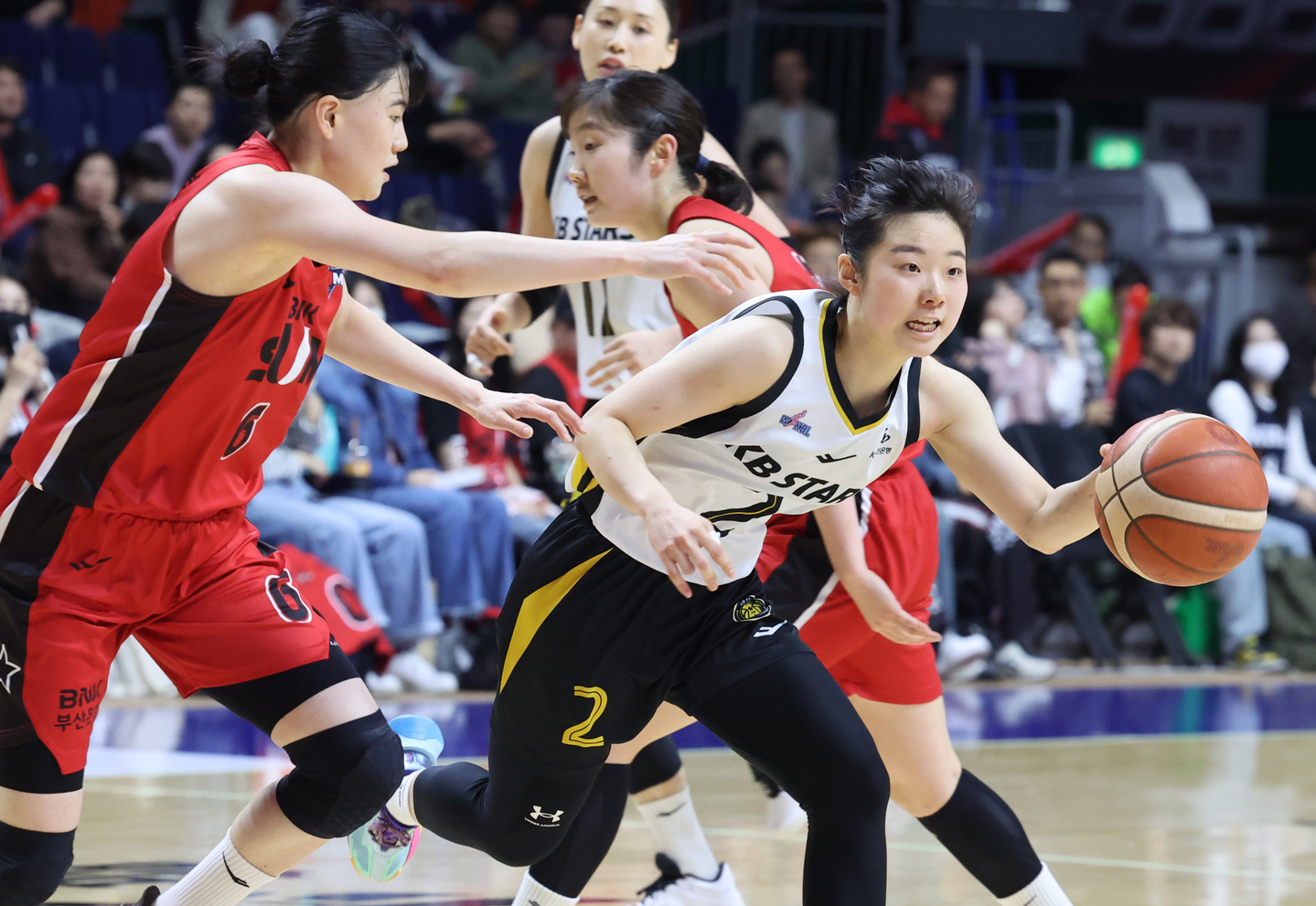 Cheongju KB Stars point guard Heo Ye-eun, right, dribbles during a WKBL game against Busan BNK Sum at Sajik Gymnasium in Busan on March 30. [YONHAP] 