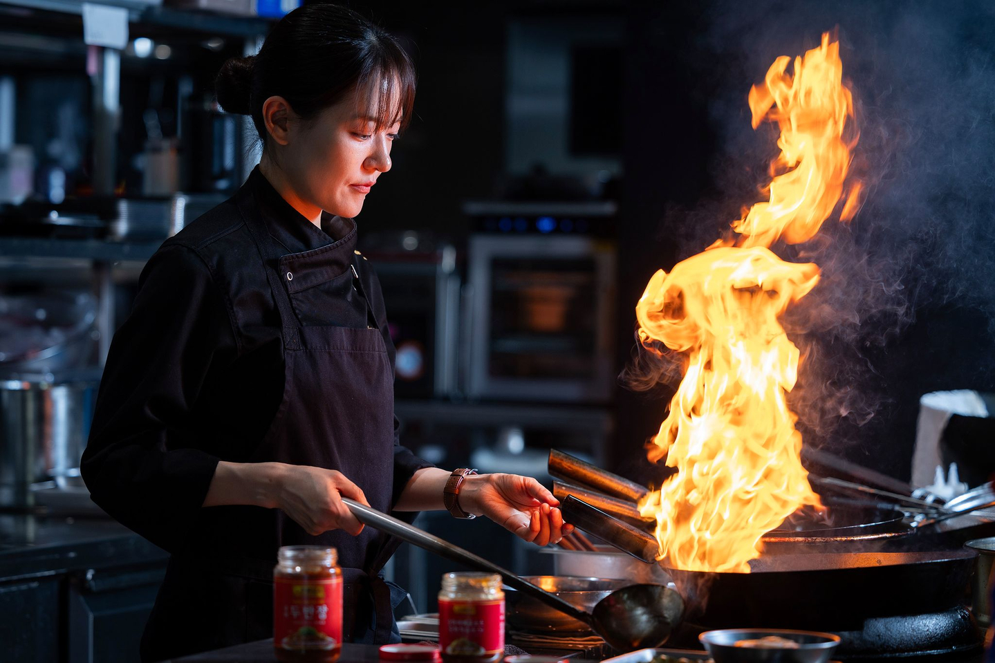 Chef Park Eun-yeong cooks at Nuwa, a Chinese restaurant in Gangnam District, southern Seoul, on March 20. [JUN MIN-KYU]