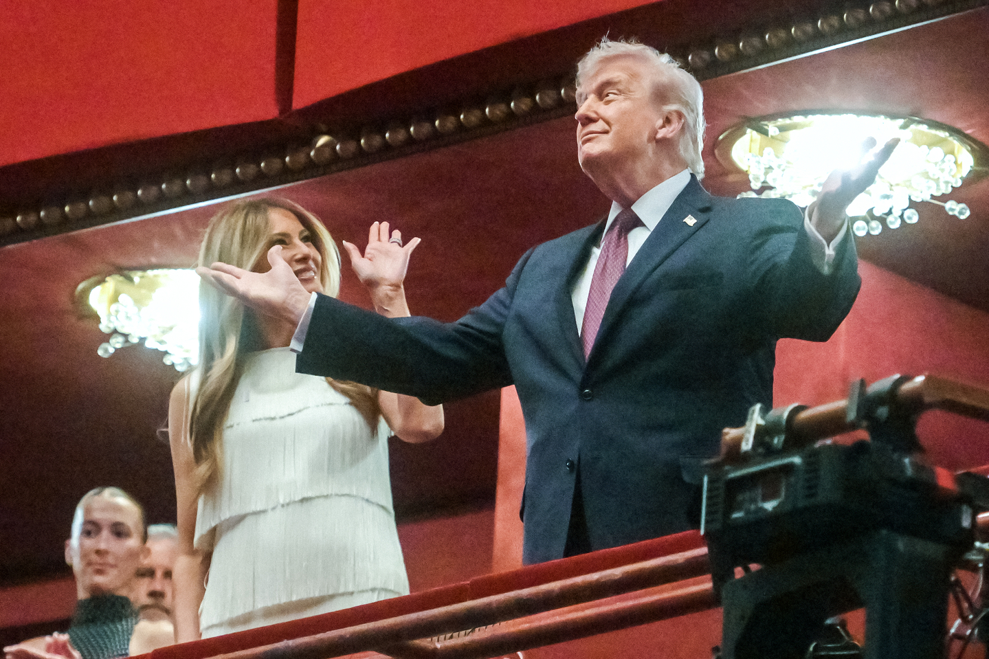 U.S. President Donald Trump, right, and first lady Melania Trump arrive to attend the opening night of the musical ″Chicago″ at the John F. Kennedy Center for the Performing Arts in Washington on March 31. [AP/YONHAP]