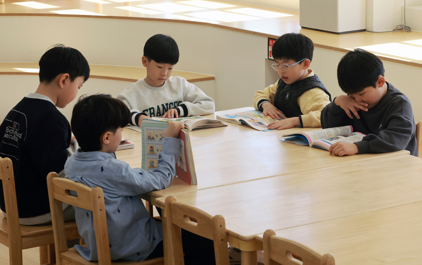 School children read at an elementary school in Gyeonggi on March 6. [NEWS1] 
