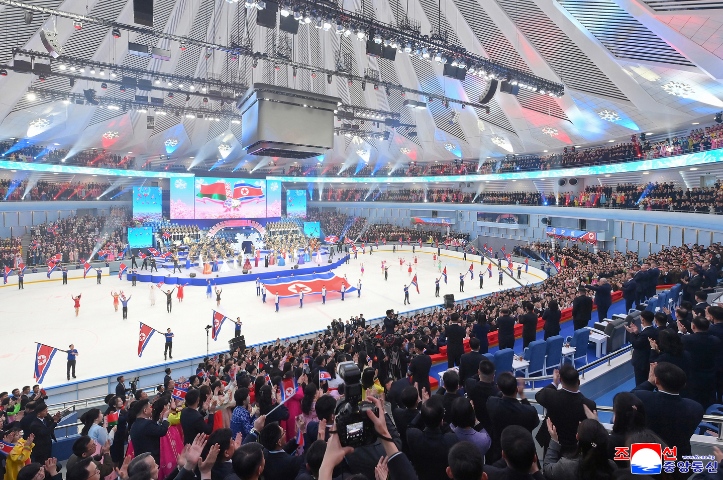 North Korea holds a performance on March 26 to welcome the visit of Belarusian President Alexander Lukashenko, as reported by the North’s state-run Korean Central News Agency on March 27. [KOREAN CENTRAL NEWS AGENCY/YONHAP]