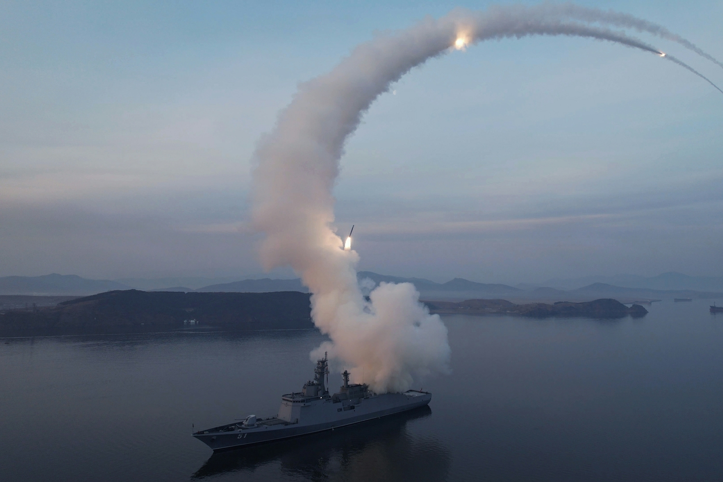 North Korea’s 5,000-ton destroyer Choe Hyon launches a strategic cruise missile on March 10 in this photo carried by the state-run Rodong Sinmun on March 11. [NEWS1]