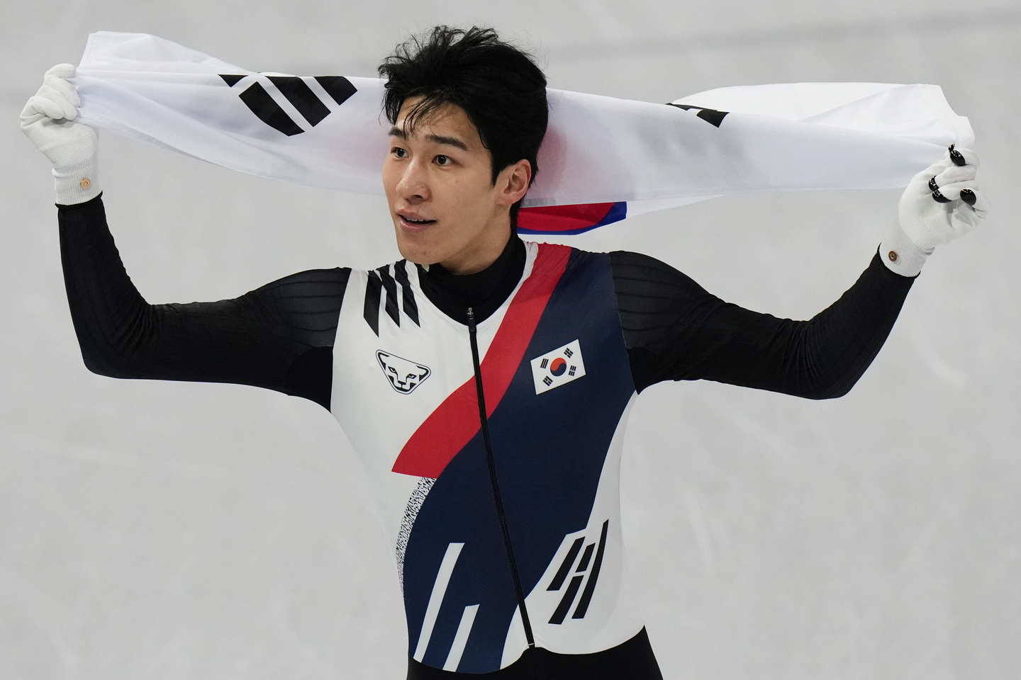 Korea's Hwang Dae-heon celebrates after winning a silver medal in the men's 1,500-meter final at the 2026 Milan-Cortina Winter Olympics in Milan on Feb. 14. [AP/YONHAP] 