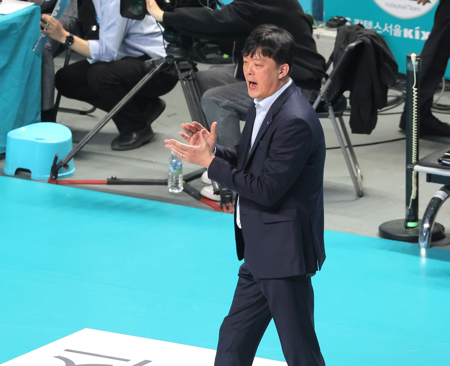 Coach Lee Young-taek applauds his players during Game 2 of the playoff series. [YONHAP]