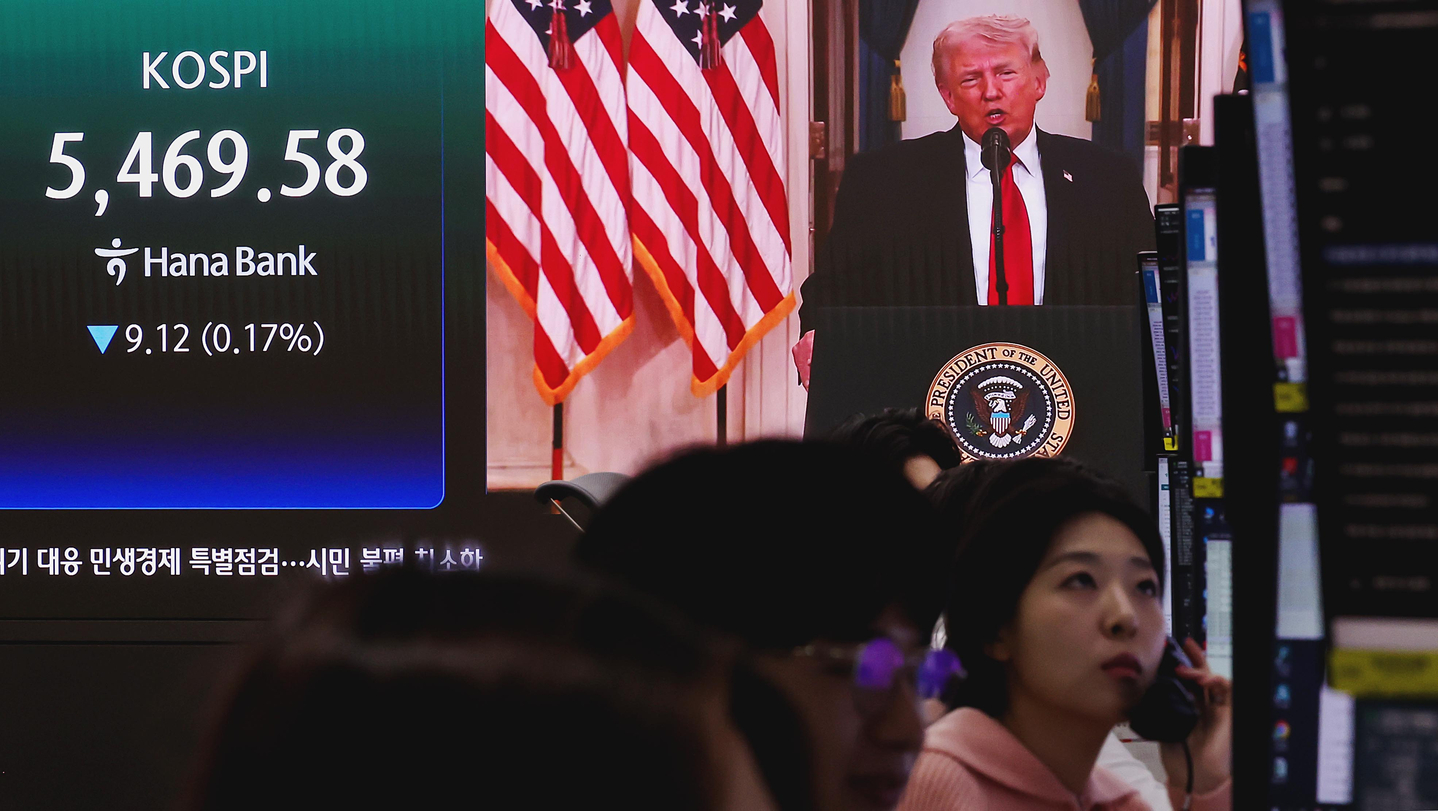 A screen in Hana Bank's trading room shows the Kospi trading on April 2 as U.S. President Donald Trump delivers an address on the war against Iran. [NEWS1]