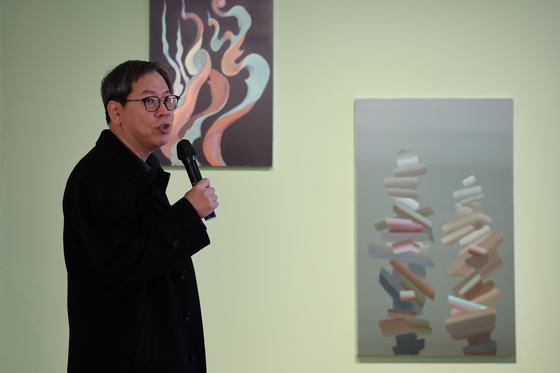 Park Chan-kyong speaks to reporters about his solo show being held at the Kukje Gallery in Jongno District, central Seoul, on March 19. [YONHAP]