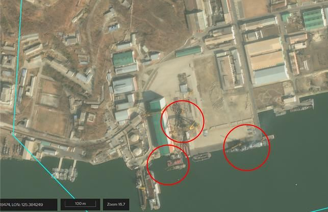 A satellite image taken by U.S. satellite company Vantor on March 28 shows the area around Nampho Dockyard. The circles indicate North Korean cranes and ships. [YU YONG-WEON]
