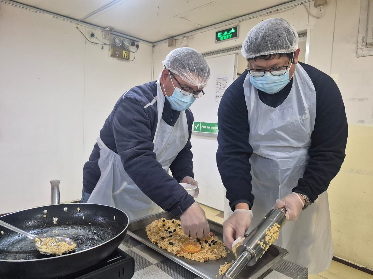 Students cook during a K-food cooking class at a worksite in Saudi Arabia that uses Hyundai Green Food’s food service in December 2025. [HYUNDAI GREEN FOOD]