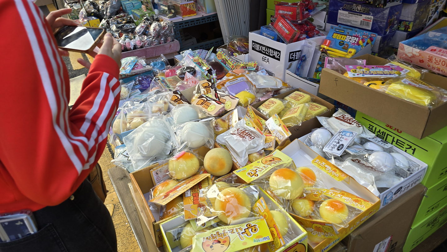 A customer looks at squishies, a viral stress-relief toy on social media, in Dongdaemun District, eastern Seoul, on March 30. [NOH YU-RIM]