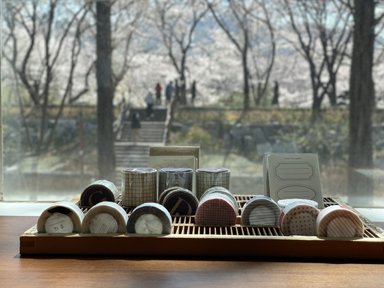 Window at Nuieun overlooks Yangjaecheon's embankment road [NUIEUN]