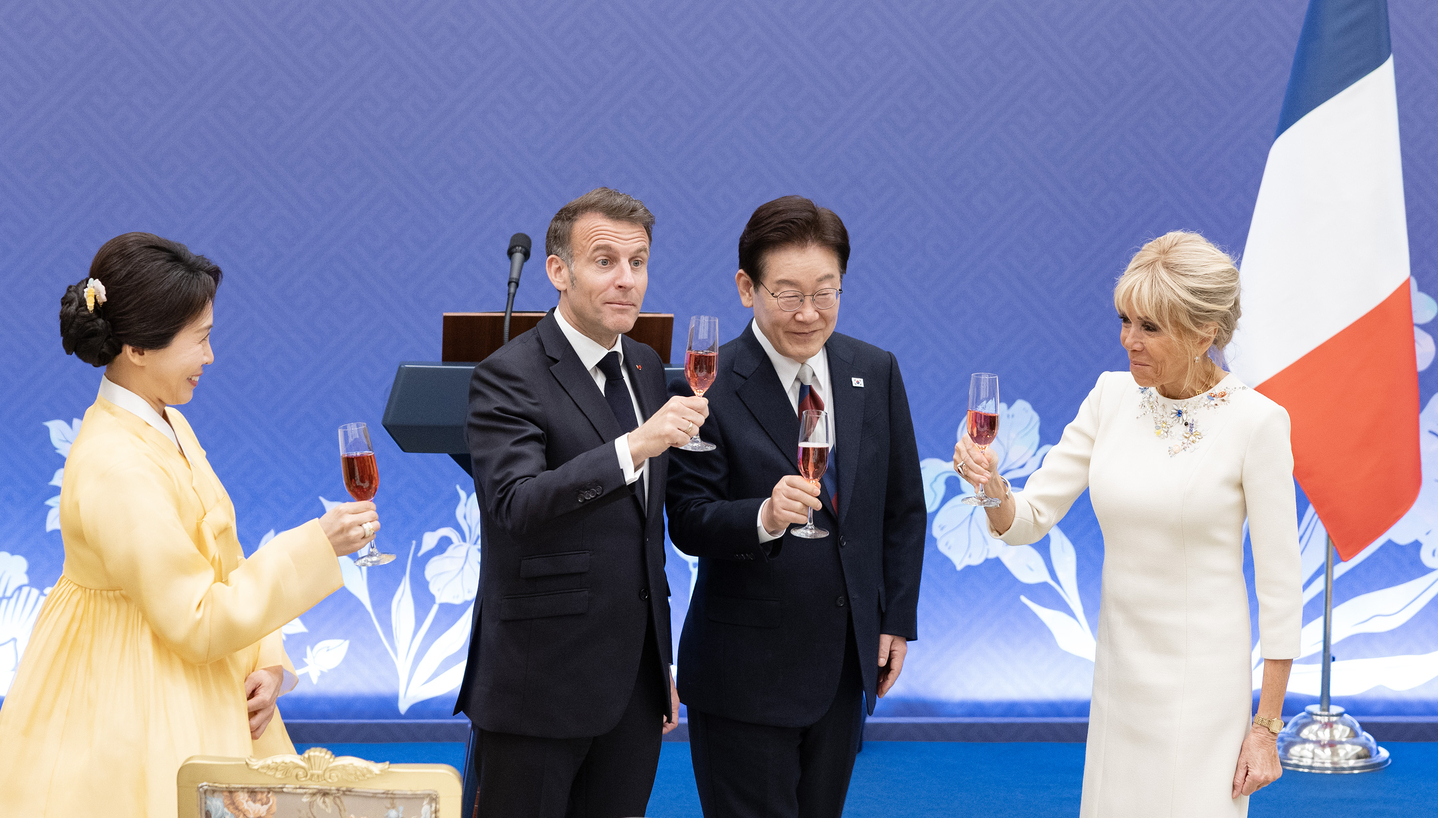 President Lee Jae Myung, center right, and first lady Kim Hea Kyung, left, toast with France’s President Emmanuel Macron, center left, and first lady Brigitte Macron, right, at the state luncheon at the Yeongbingwan state guesthouse at the Blue House in central Seoul on April 3. [JOINT PRESS CORPS]