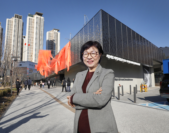  Seoul Museum of Art Director Choi Eun-ju poses in front of the newly-opened Seo-Seoul Museum of Art in Geumcheon District, southern Seoul, on March 13. [PARK SANG-MOON]  