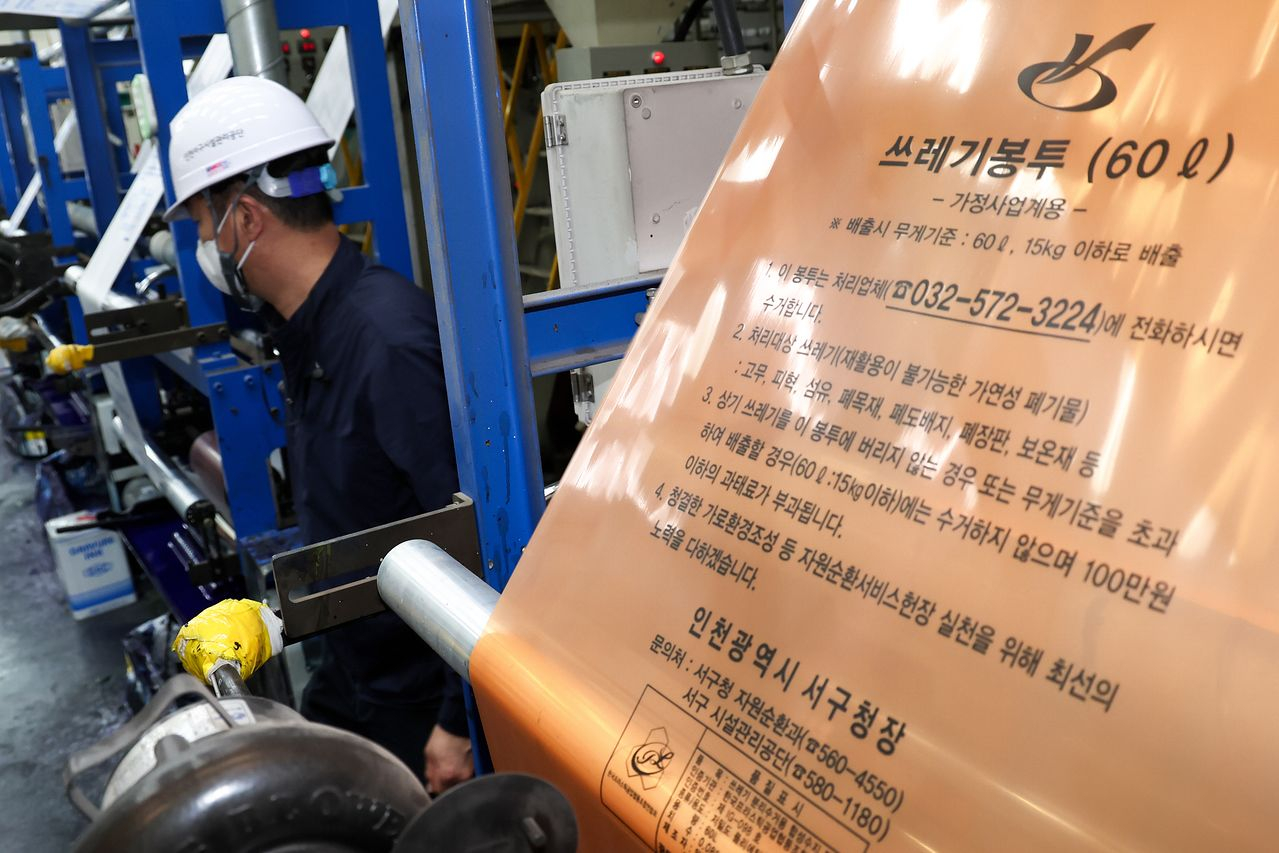 Workers are seen at a plastics factory manufacturing standard plastic garbage bags in Seo District, Incheon, on April 3. [NEWS1]