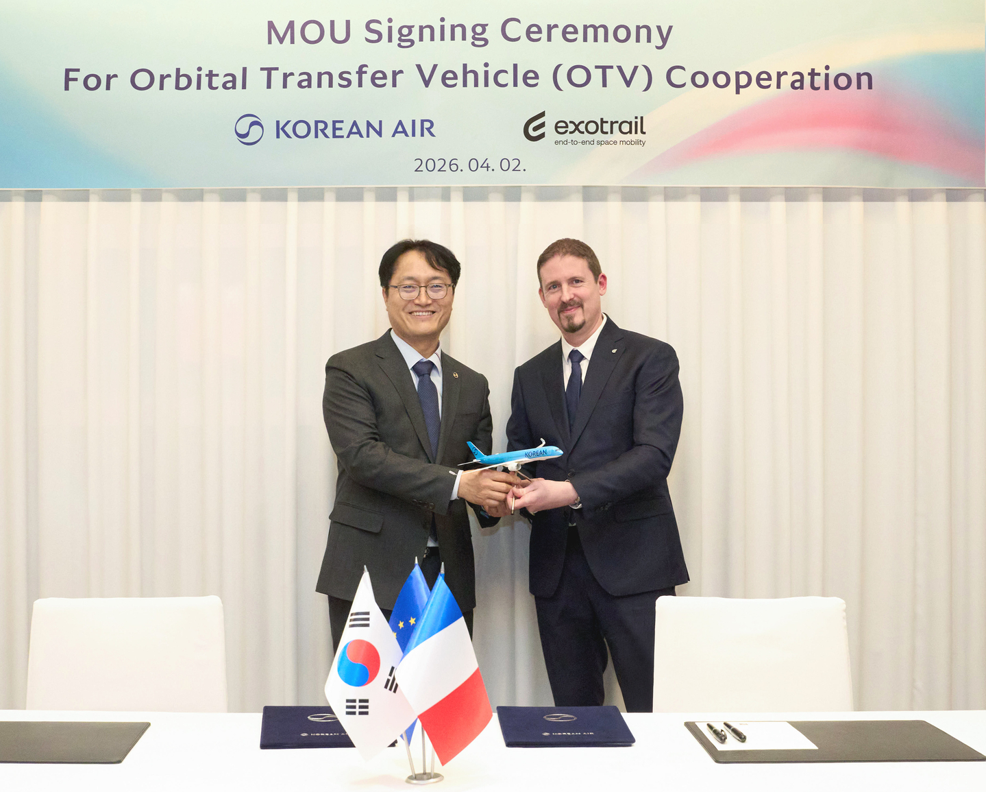 Kim Kyung-nam, left, managing vice president and head of the Korean Air R&D Center, and Jean-Luc Maria, CEO of Exotrail, pose for a photo after signing a memorandum of understanding on cooperation in the orbit transfer vehicle business at Fairmont Ambassador Seoul in Yeouido, western Seoul, on April 2. [KOREAN AIR]