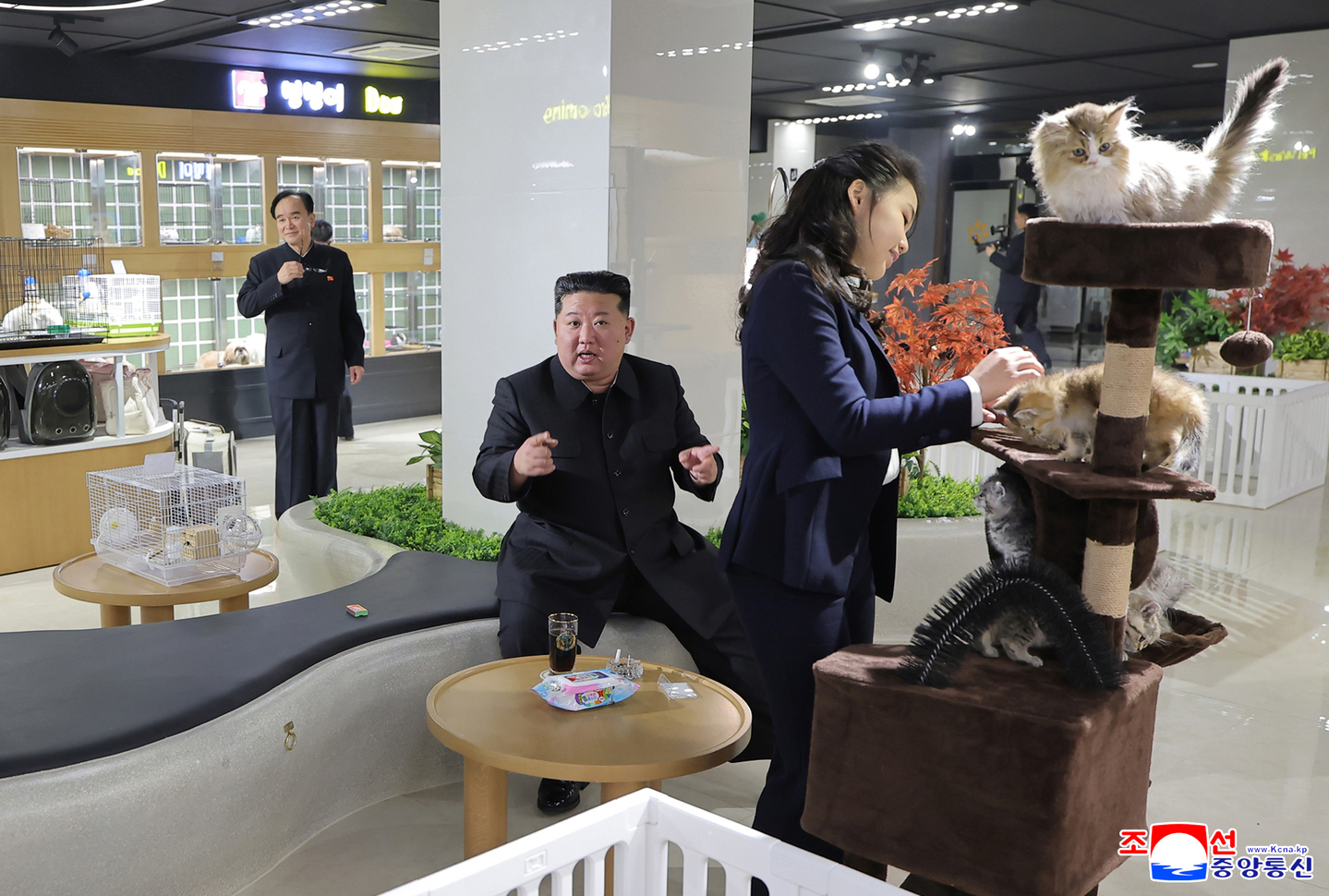 North Korean leader Kim Jong-un, center, and his daughter, Ju-ae, visit a pet store being prepared to open in the fourth-stage area of the Hwasong district in Pyongyang in this photo carried by the Korean Central News Agency on April 3, 2026. [YONHAP]