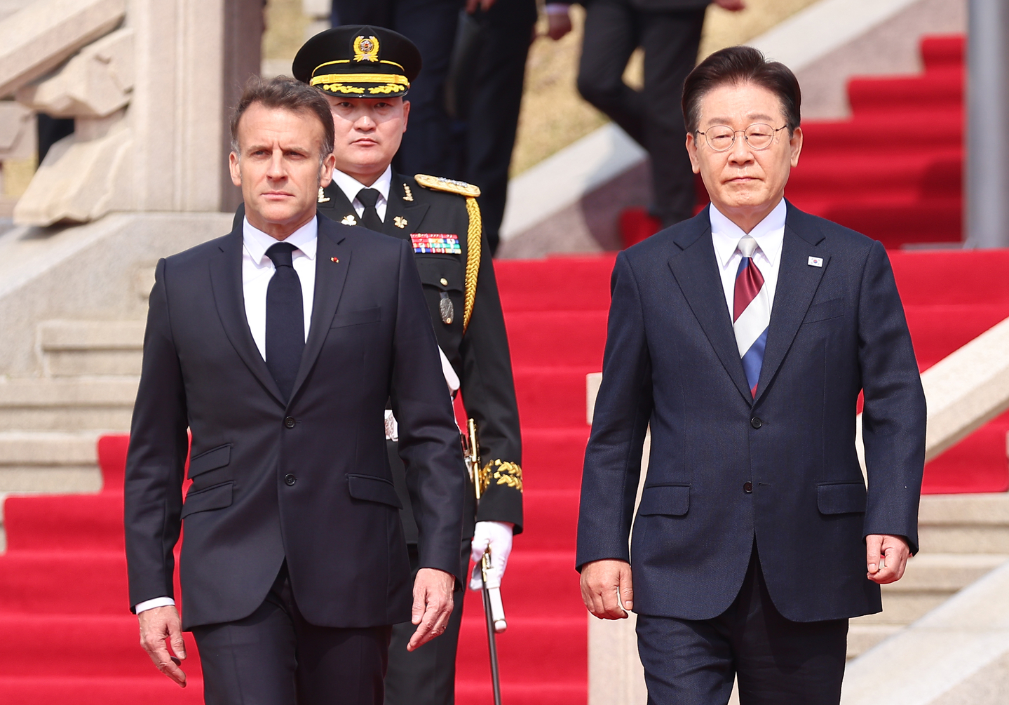 President Lee Jae Myung, right, and French President Emmanuel Macron head to the Blue House in Seoul for their summit talks on April 3. [YONHAP]