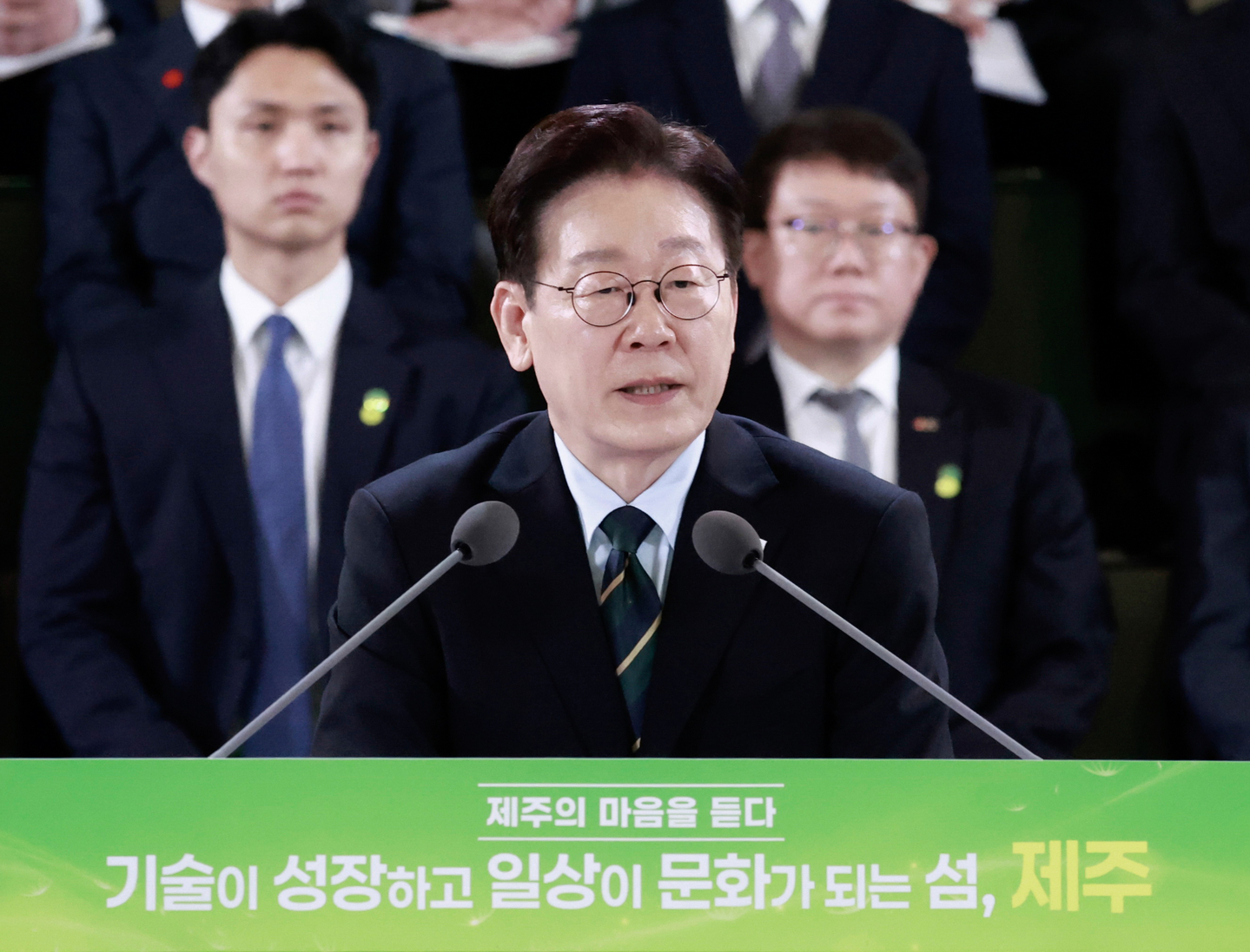 President Lee Jae Myung speaks during a town hall meeting with residents of the southern island of Jeju on March 30. [NEWS1]