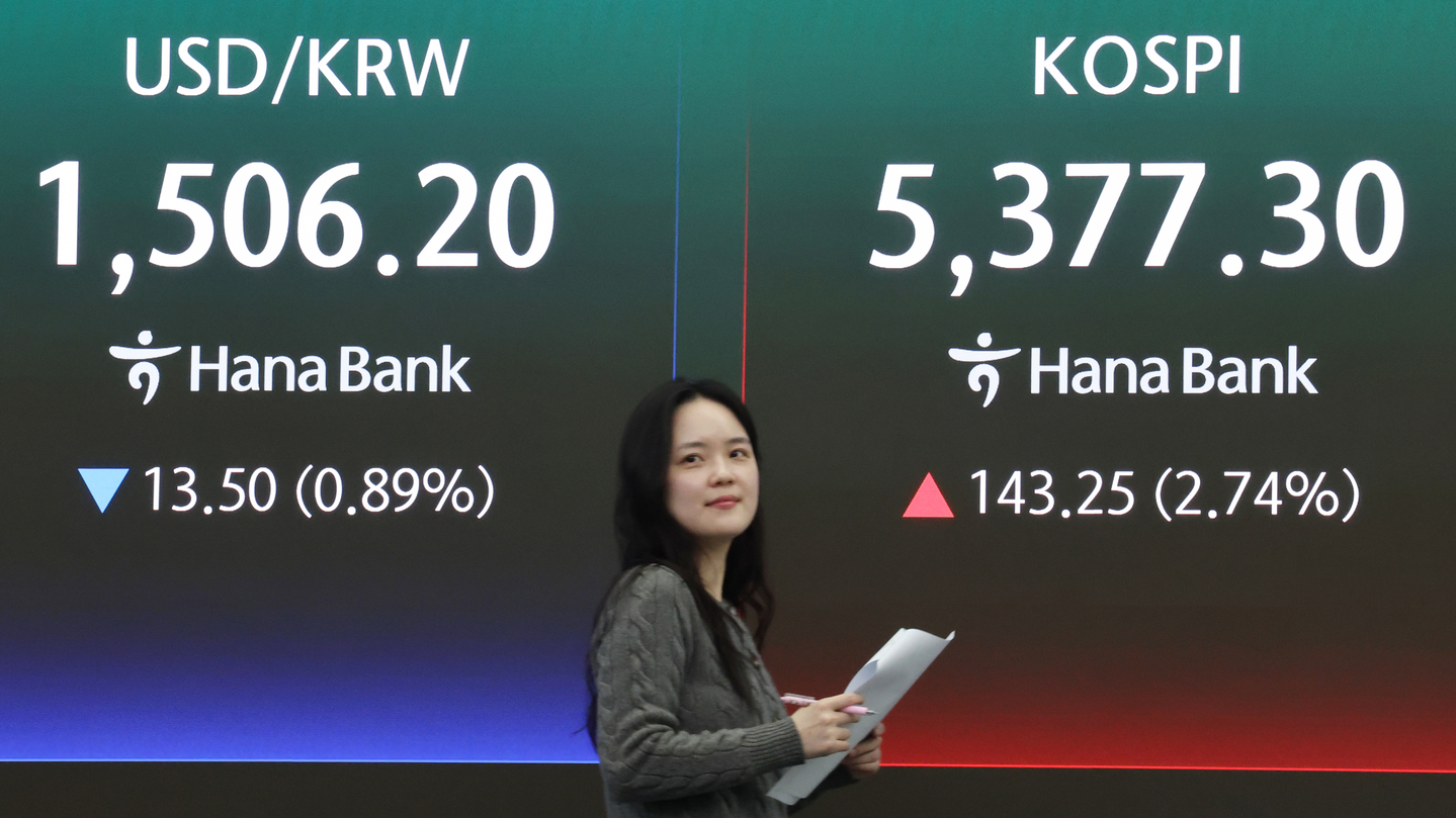 A screen in Hana Bank's trading room in central Seoul shows the Kospi closing at 5,377.30 points on April 3, up 143.25 points, or 2.74 percent, from the previous trading session. [YONHAP]