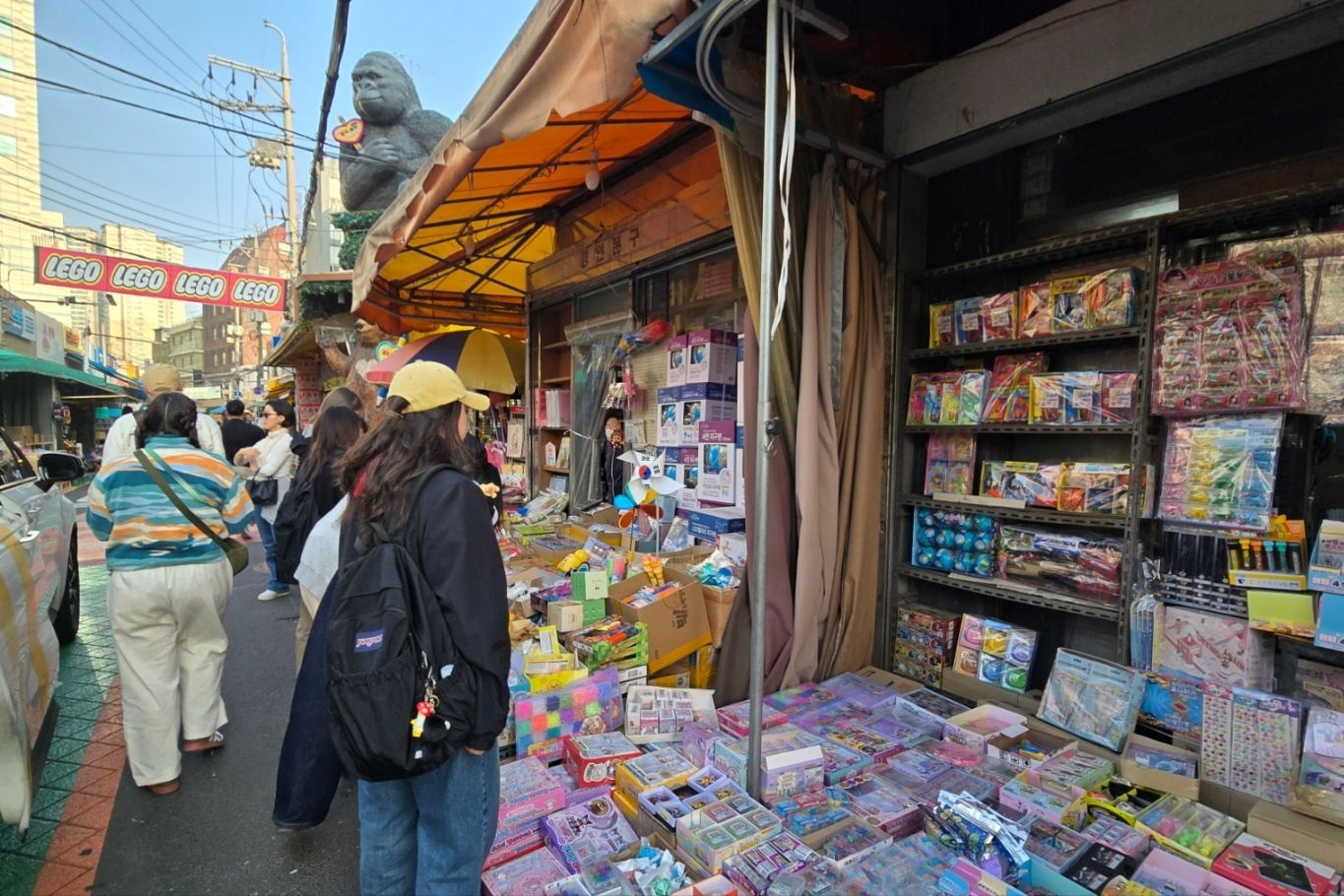 A customer observes toys displayed in a toy store in Dongdaemun District, eastern Seoul, on March 30. [NOH YU-RIM]