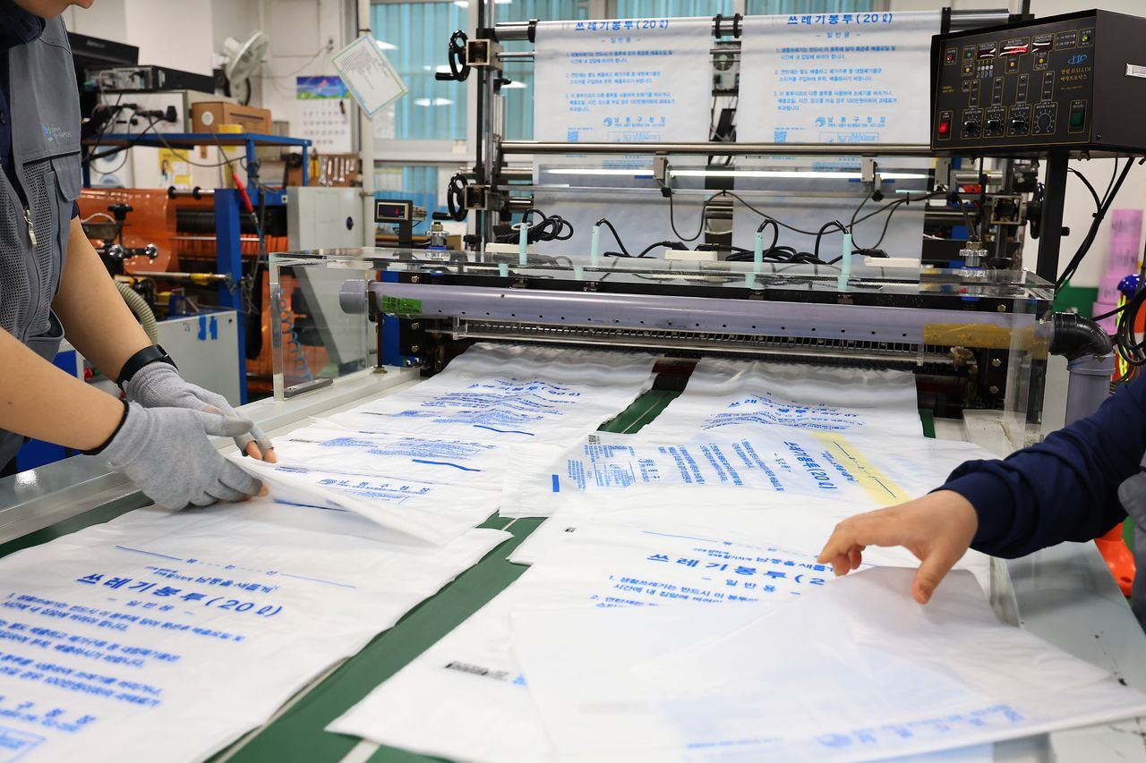 Workers are seen at a plastics factory manufacturing standard plastic garbage bags in Seo District, Incheon, on April 3. [YONHAP]