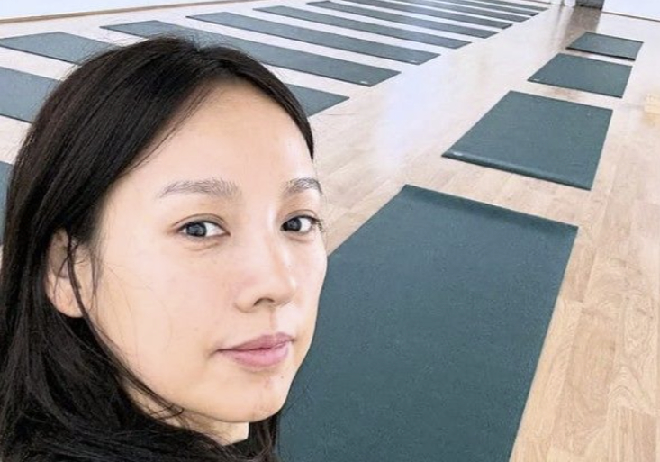 Singer Lee Hyo-ri is seen at her yoga studio, Ananda Yoga, in Seodaemun District, western Seoul, in this picture taken from the studio's Instagram [SCREEN CAPTURE]