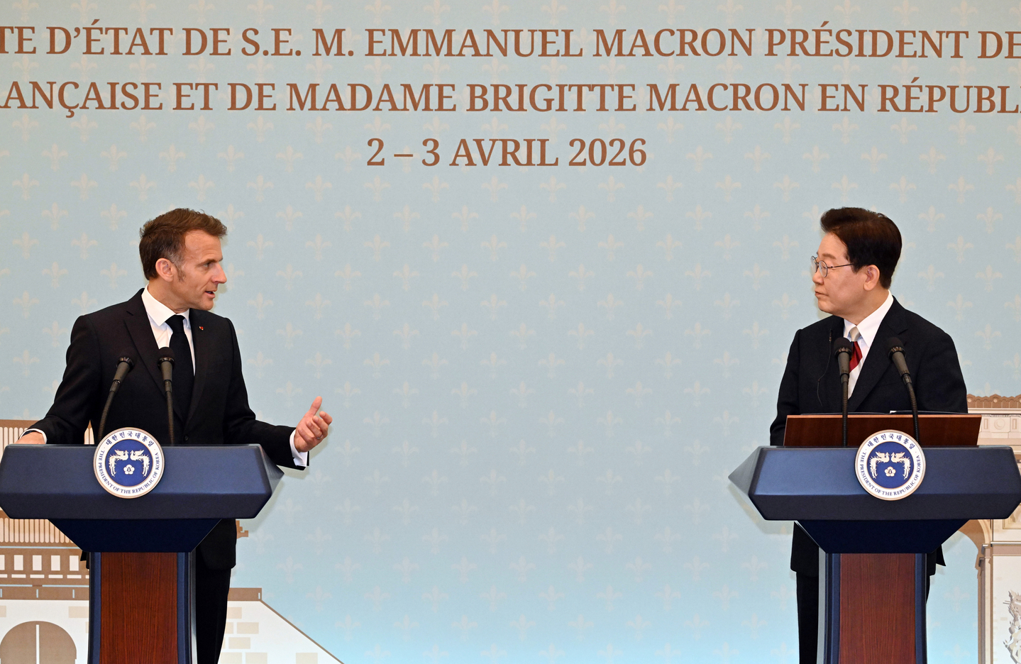 Korean President Lee Jae Myung, right, and French President Emmanuel Macron make a joint press appearance following their talks at the Blue House in central Seoul on April 3. [JOINT PRESS CORPS]