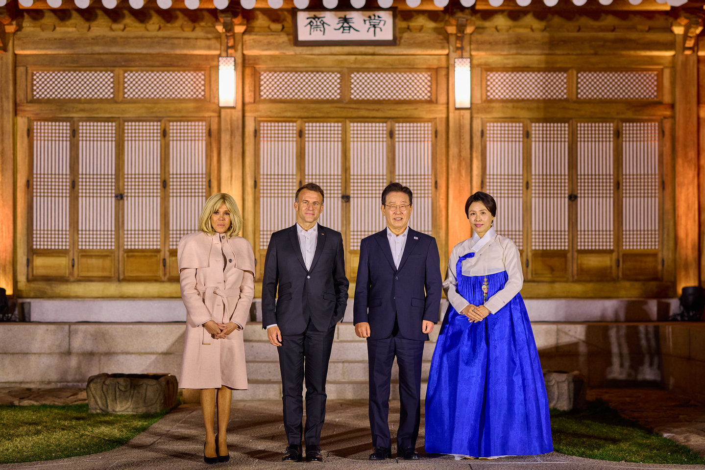 President Lee Jae Myung, center right, and first lady Kim Hea Kyung, right, pose for a commemorative photo with France’s President Emmanuel Macron, center left, and first lady Brigitte Macron in front of the Sangchunjae in the Blue House compound in central Seoul on April 2. [BLUE HOUSE]