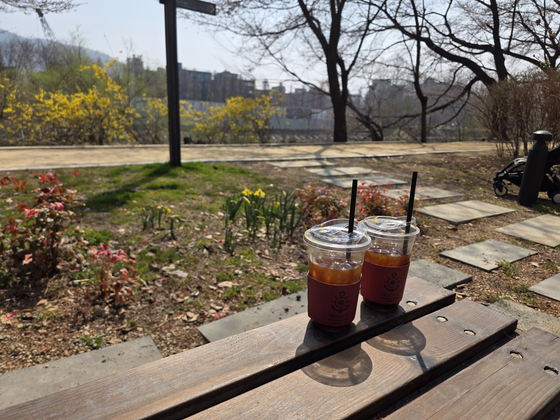 Takeout coffees from Fresca 29 [JIN EUN-SOO]