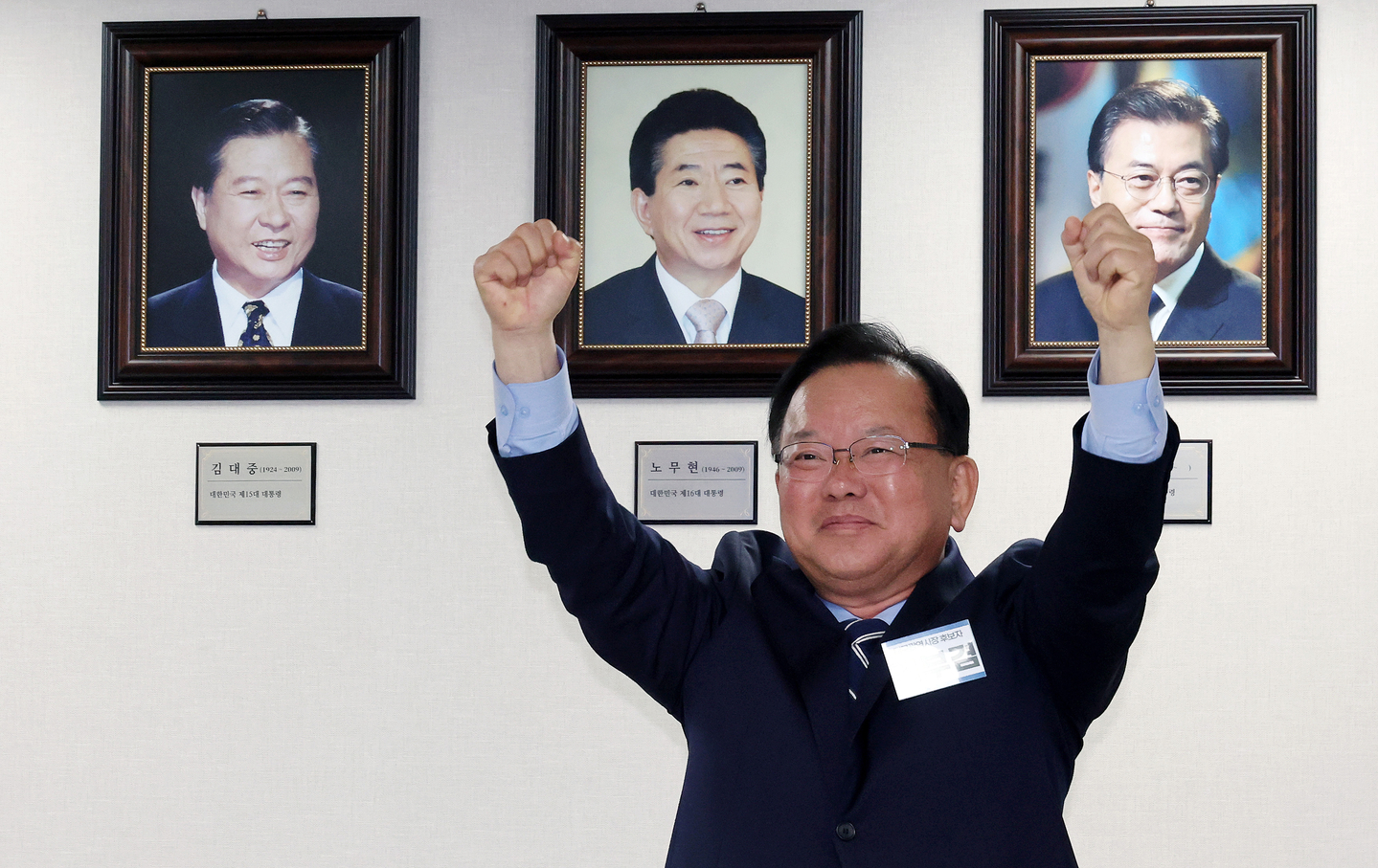 Former Prime Minister Kim Boo-kyum, who declared his bid for the Daegu mayoral race in the upcoming June 3 local elections, raises his fists during a nomination interview at the Democratic Party headquarters in Yeouido, western Seoul, on April 3, 2026. [YONHAP]