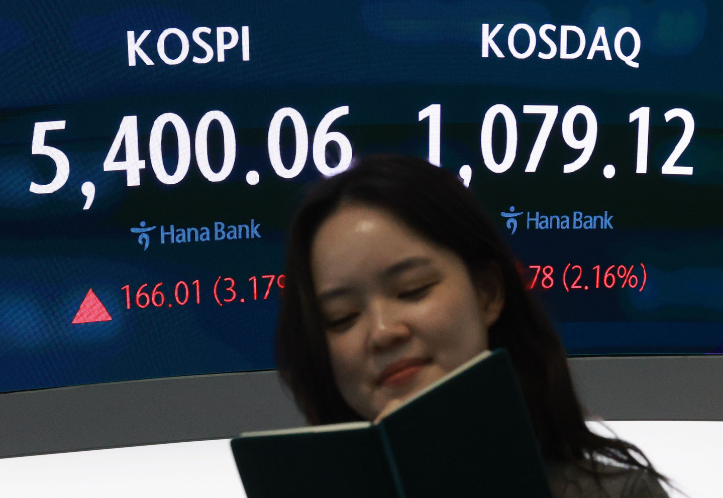 A screen in Hana Bank's trading room in central Seoul shows the Kospi opening on April 3. [YONHAP]