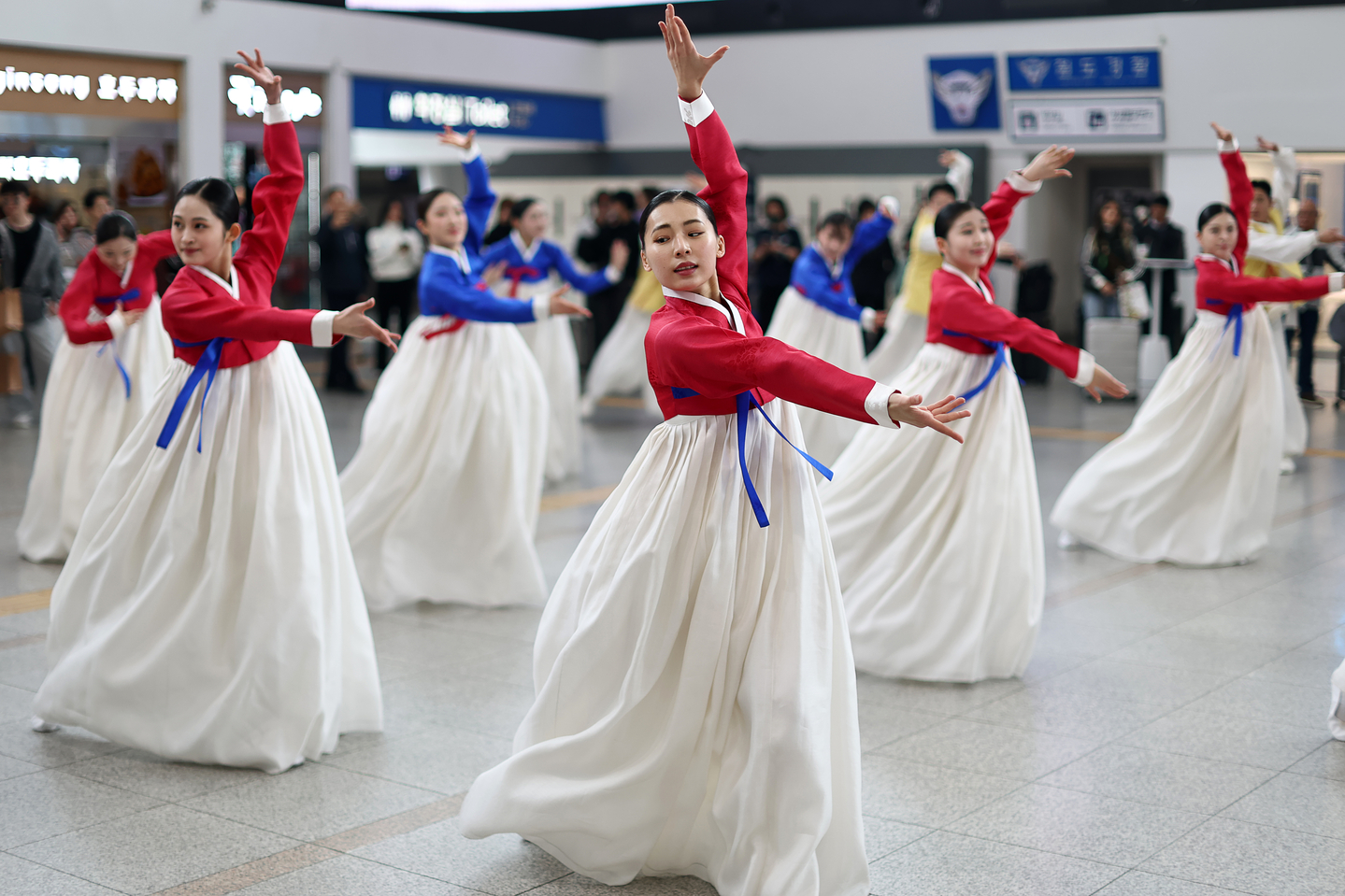 A traditional performance takes place at Seoul Station in Jung District, central Seoul, on April 1, marking the expansion of the government's monthly cultural discount day to every Wednesday. [YONHAP]