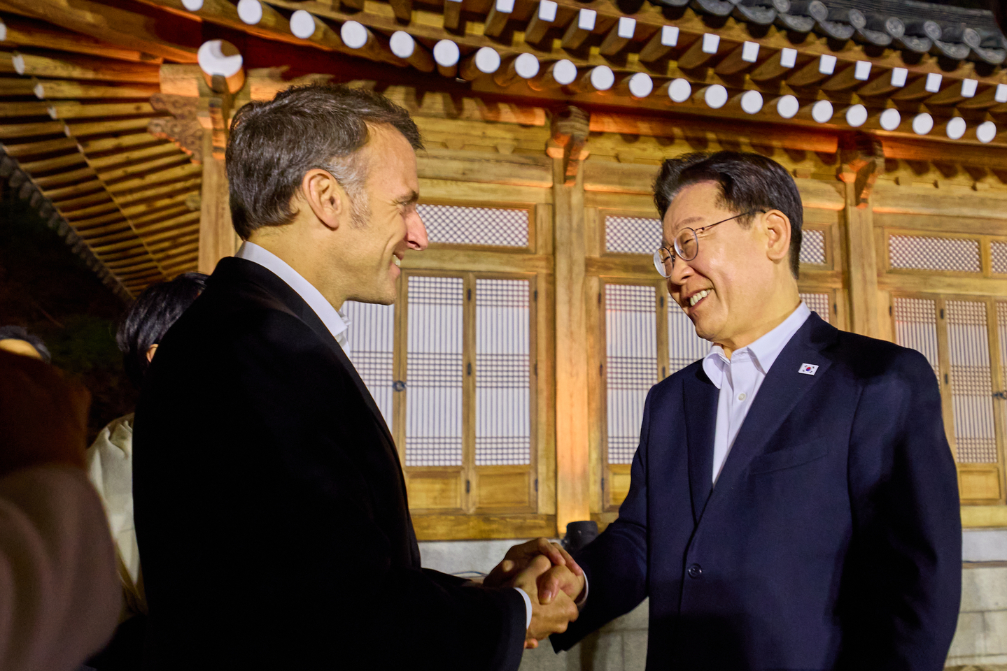 President Lee Jae Myung, right, shakes hands with French President Emmanuel Macron ahead of their dinner at the Sangchunjae in the Blue House compound in central Seoul on April 2. The French leader began a two-day state visit to Korea. [BLUE HOUSE]
