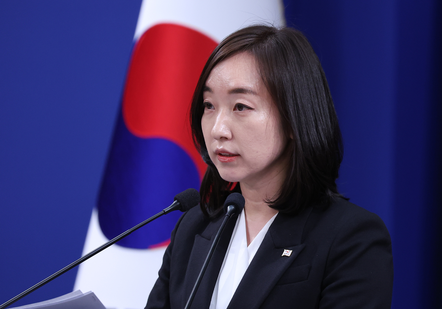 Presidential spokesperson Jeon Eun-su speaks in a press briefing at the Blue House in central Seoul on April 3. [YONHAP]