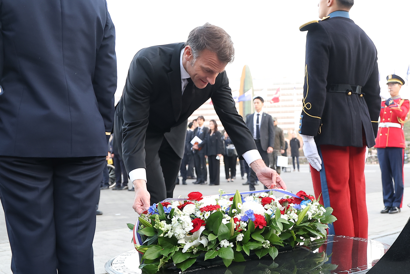 French President Emmanuel Macron lays a wreath at the War Memorial of Korea in Yongsan District, central Seoul, on April 2, as he kicks off a state visit to Korea for a summit with President Lee Jae Myung. [YONHAP]