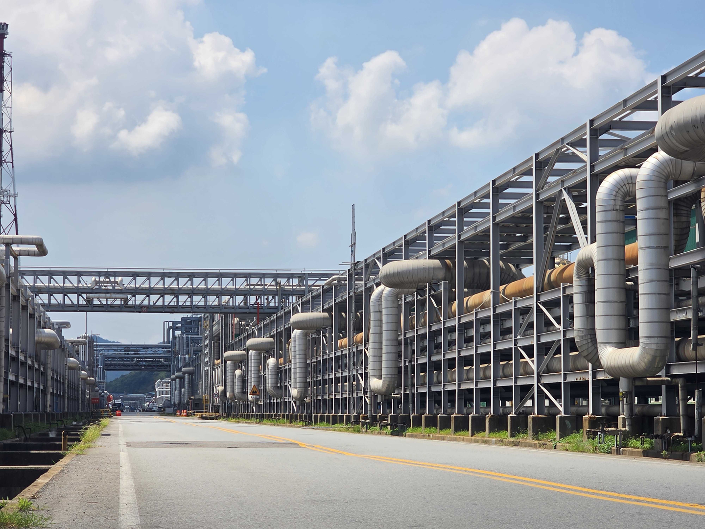 Petrochemical plants at the Yeosu National Industrial Complex in South Jeolla are seen connected by pipe racks, elevated structures that support and carry pipelines, on Aug. 21, 2025. [KIM SU-MIN]
