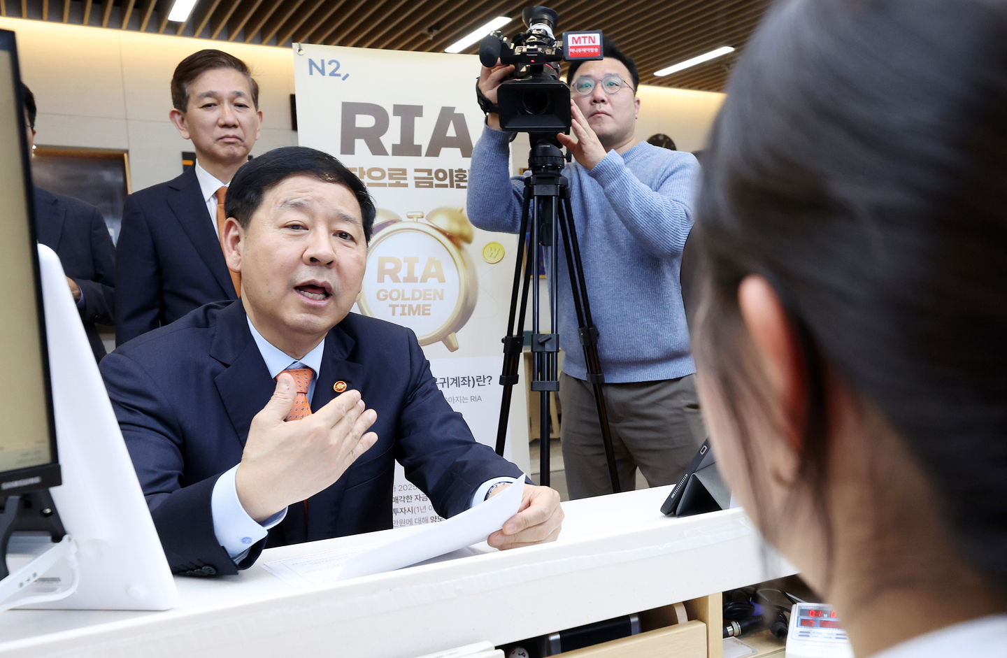 Finance Minister Koo Yun-cheol visits the headquarters of NH Investment & Securities in Seoul on April 3. [YONHAP]