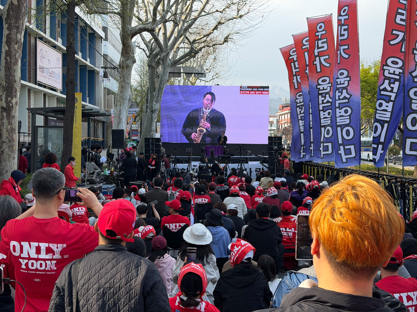 A participant in a “Yoon Again” rally looks toward the stage in front of exit 5 of Anguk Station near the Constitutional Court in Jongno District, central Seoul, on April 4. [IM SOUNG-BIN]