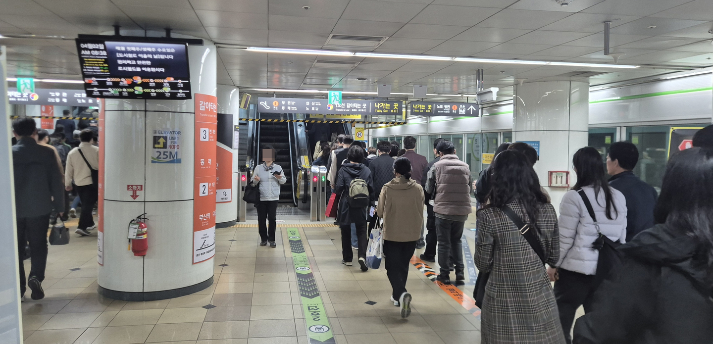 Passengers move to transfer to Line 1 at Seomyeon Station in Busan during the morning rush hour on April 3. [KIM MIN-JU]