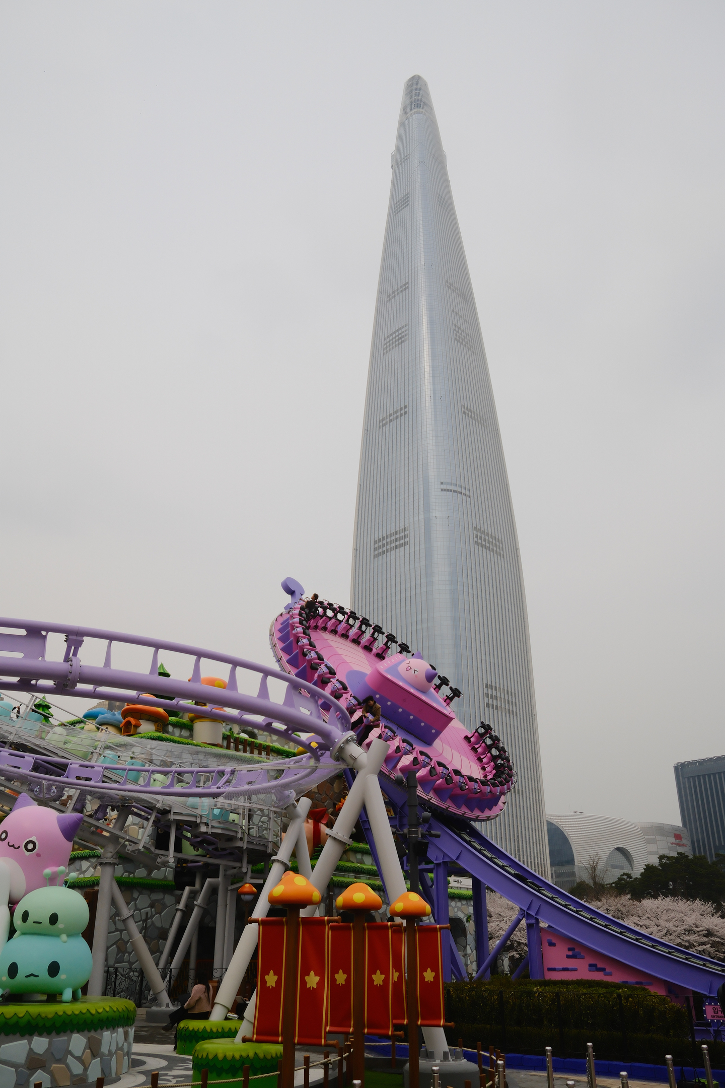 The Gyro Spin at the Maple Island at the Lotte World in Songpa District, southern Seoul. [CHO YONG-JUN]