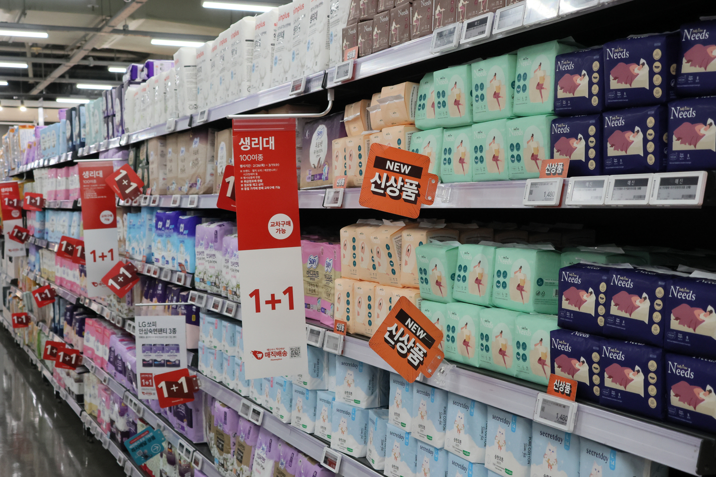 Cheaper sanitary pads are displayed at a Homeplus branch in western Seoul on March 3. [YONHAP]