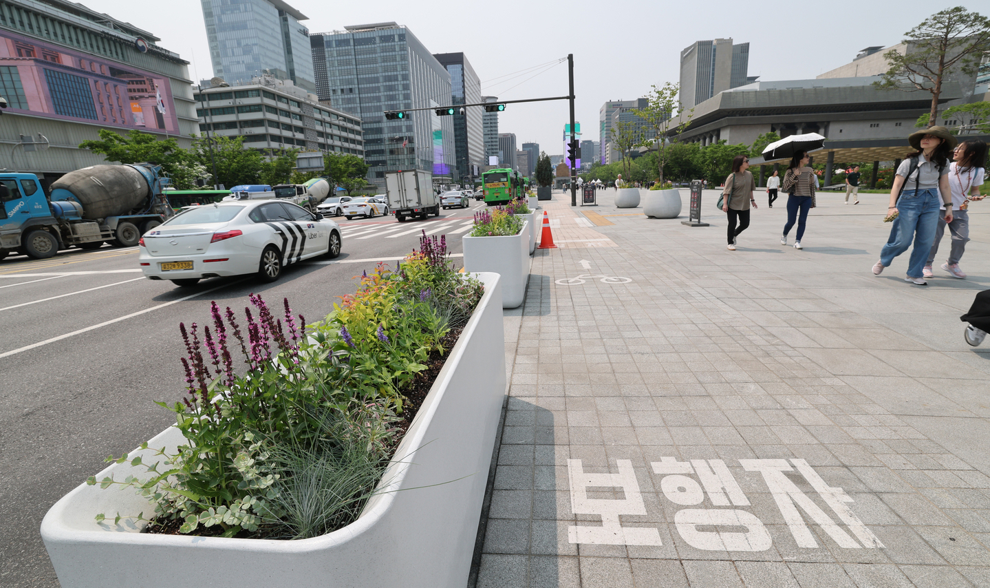 Ultrahigh-performance concrete planters, each weighing 1.3 tons, are installed at Gwanghwamun Square in Jongno District, central Seoul, to prepare for sudden accidents. [NEWS1]