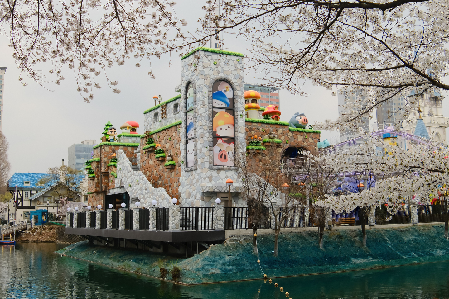 The Maple Island at the Lotte World in Songpa District, southern Seoul, seen from the Seokchon Lake. [CHO YONG-JUN]