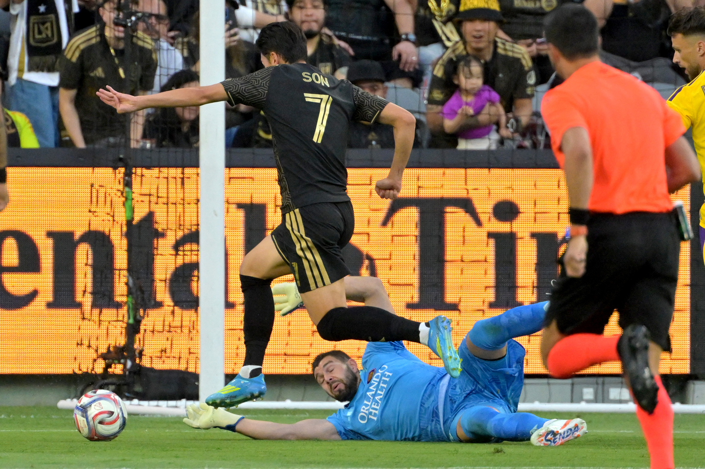 Los Angeles FC forward Son Heung-min runs past Orlando City goalkeeper Maxime Crépeau during an MLS fixture at BMO Stadium in Los Angeles on April 4. [REUTERS/YONHAP] 